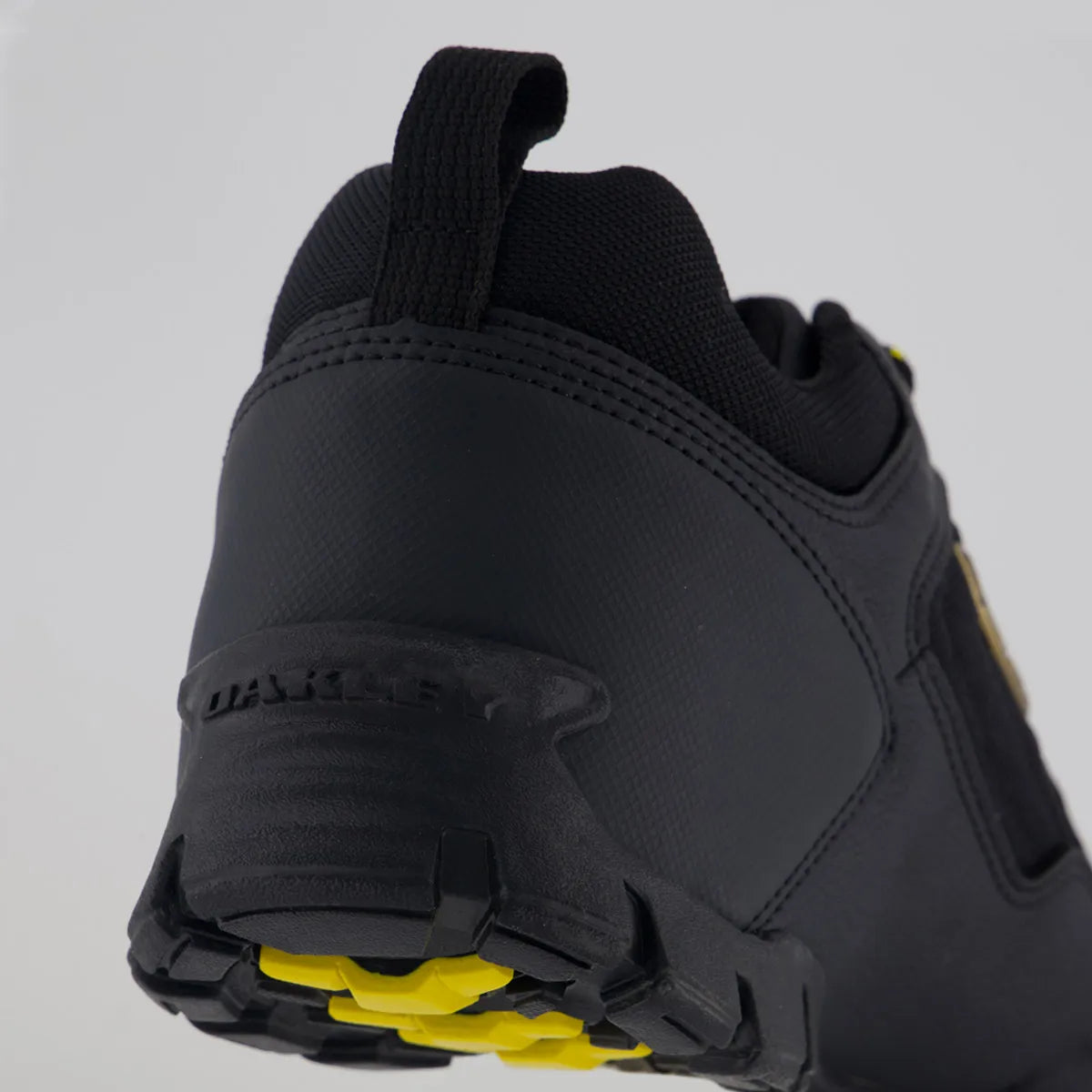 Tênis Oakley Halftrack Low II Preto e Dourado